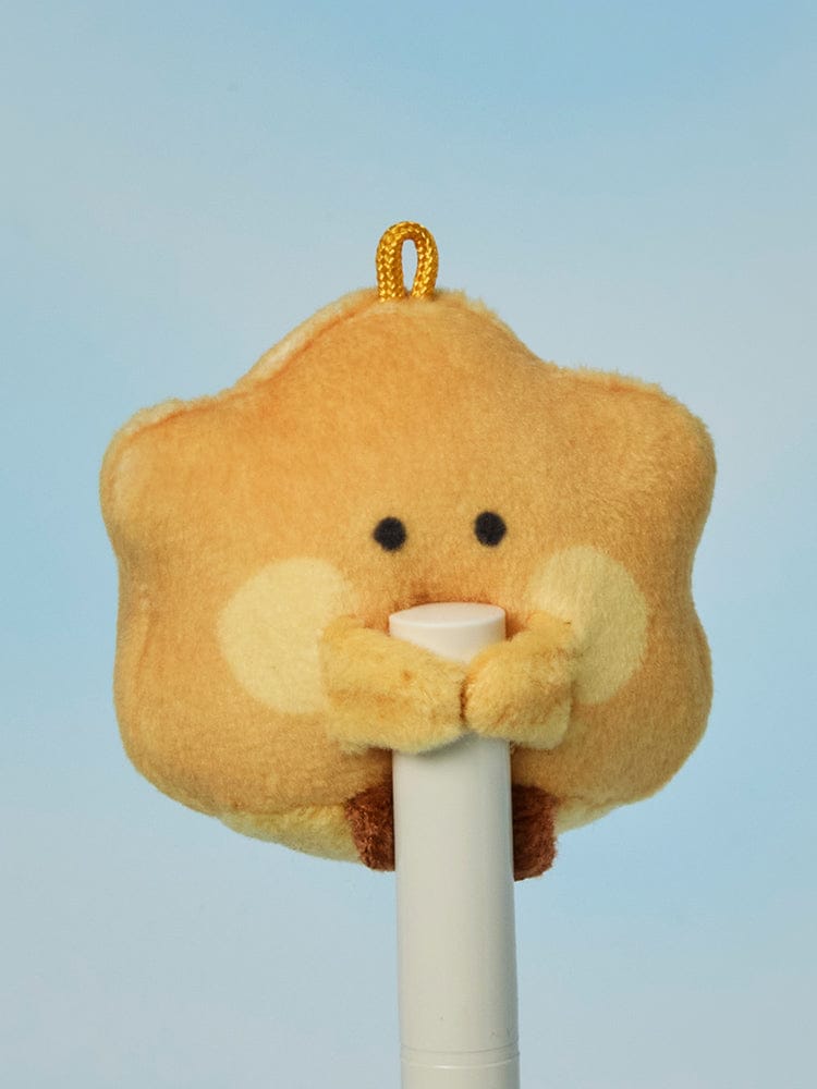 BT21 mini minini TINY POCKET PLUSH HUG ME, peluche Hug Me de la marque BT21 (LINE FRIENDS), sur fond bleu ciel.