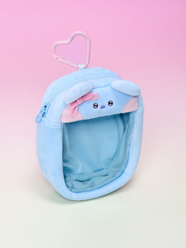 BT21 minini CLEAR BAG CHARM POUCH RIBBONED U : pochette/porte-clés en tissu bleu clair, décor BT21, fond rose.