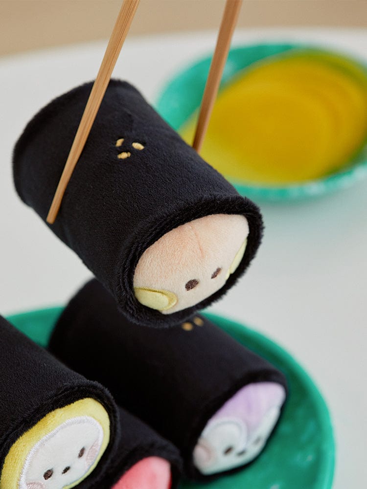 BT21 minini GIMBAP PLUSH SET BUNSIK, peluche BUNSIK dans un set gimbap sur plaque, ambiance décor chambre, LINE FRIENDS