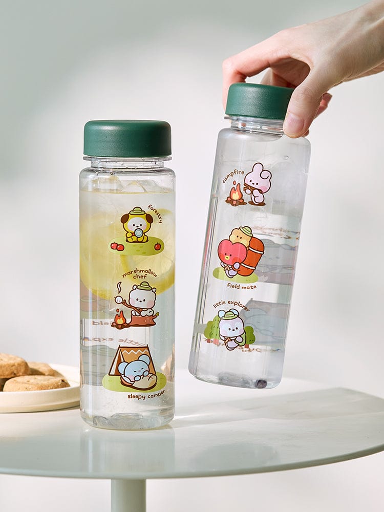 BT21 minini TUMBLER EXPLORER (530ml) de LINE FRIENDS, bouteilles kawaii sur table, main tenant le modèle