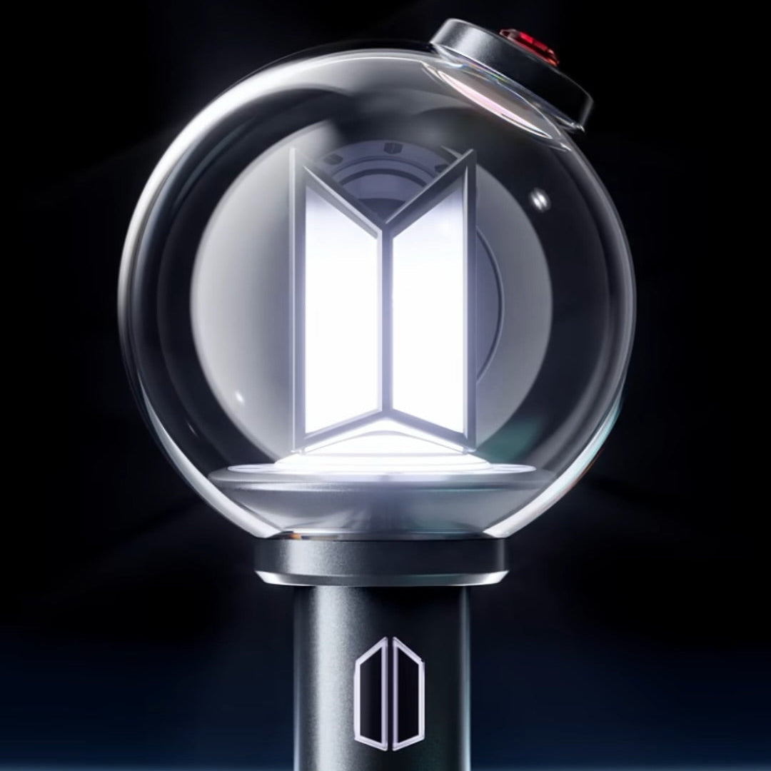 BTS OFFICIAL LIGHT STICK VER.4 [PREORDER] : la lightstick officielle BTS avec logo lumineux, visuel promo sur fond sombre