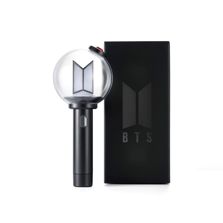 BTS OFFICIAL LIGHT STICK VER.4 [PREORDER] : lightstick officiel BTS avec coffret noir, image produit sur fond clair.