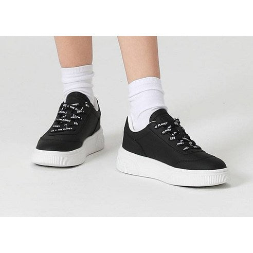 BTS x The Planet Oneil Shoes - Black (HSBTS012 199) : chaussures noires, vues de côté, sur fond clair, style urbain.