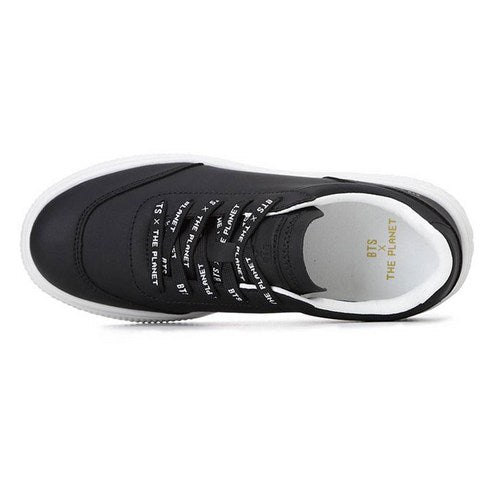 BTS x The Planet Oneil Shoes - Black (HSBTS012 199) : sneakers noires vues de côté sur fond clair, marque BTS x The Planet.