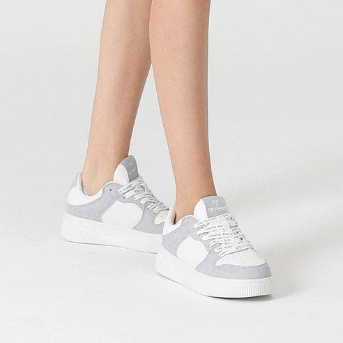 Décris l'image en français : BTS x The Planet Shoes Grey (HSBTS011-199), chaussures grises, vues sur fond blanc, femme