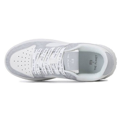 BTS x The Planet Shoes Grey (HSBTS011-199), chaussures grises BTS x The Planet, vue latérale sur fond blanc.