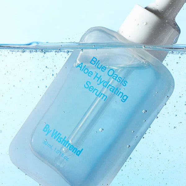 BY WISHTREND Blue Aloe Hydrating Serum 30ml, flacon bleu à l’aloe, éclaboussures d’eau sur fond clair, visuel produit