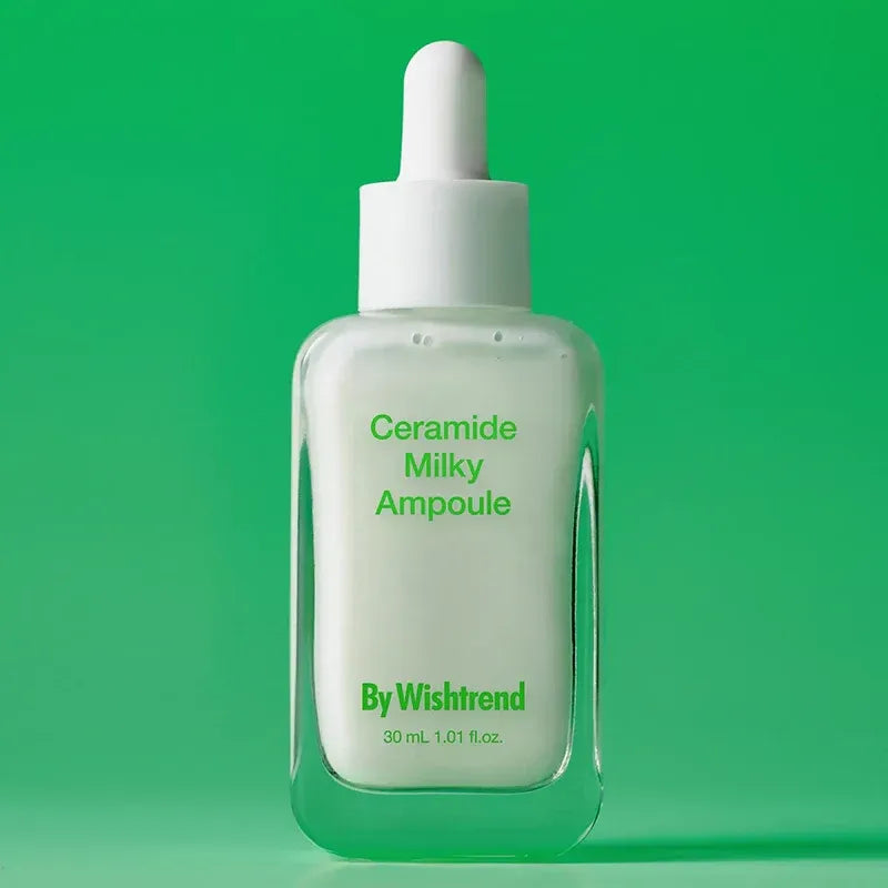 BY WISHTREND Ceramide Milky Ampoule 30ml, flacon blanc sur fond vert, produit skincare en contexte studio.