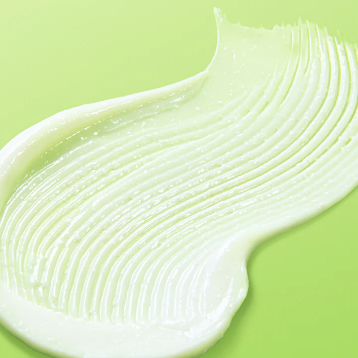 BY WISHTREND  Green Tea & Ceramide Barrier Cream 50g, texture crème verte sur fond vert clair, détail produit