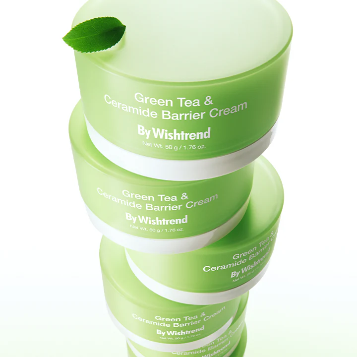 Décris l'image en français : BY WISHTREND  Green Tea & Ceramide Barrier Cream 50g, pot vert sur fond blanc, feuilles de thé.
