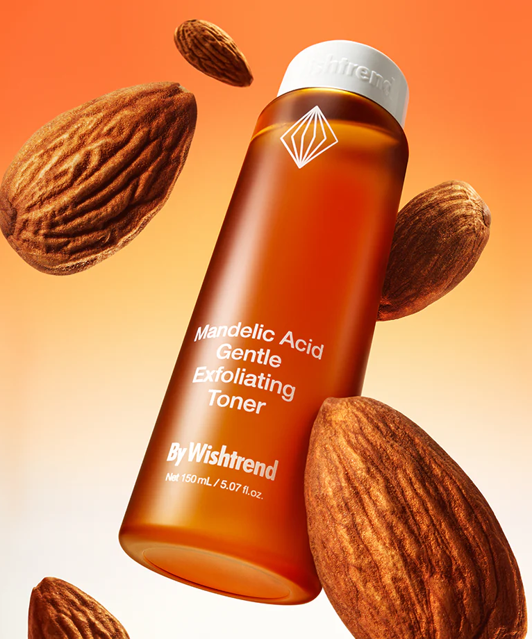 BY WISHTREND Madelic Acid Gentle Exfloliating Toner 150ml, flacon orange sur fond orange, amandes en déco