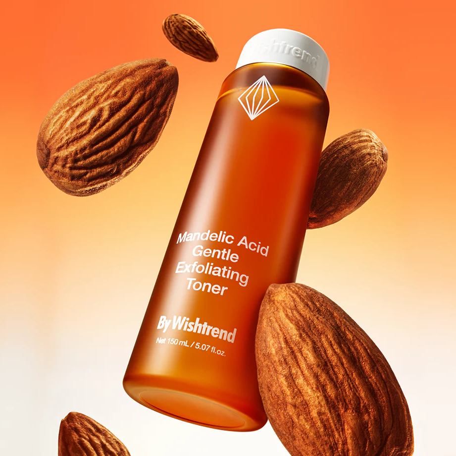 BY WISHTREND Madelic Acid Gentle Exfloliating Toner 150ml, flacon orange sur fond orange, amandes en déco