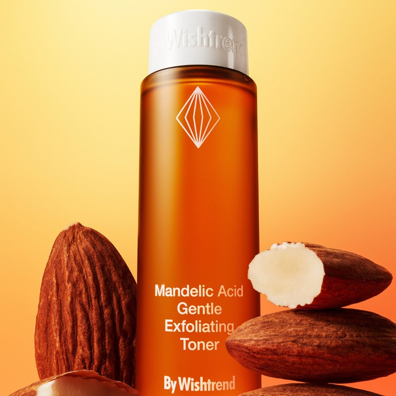 BY WISHTREND Madelic Acid Gentle Exfloliating Toner 150ml, bouteille sur fond jaune avec ingrédients et textures exfoliantes