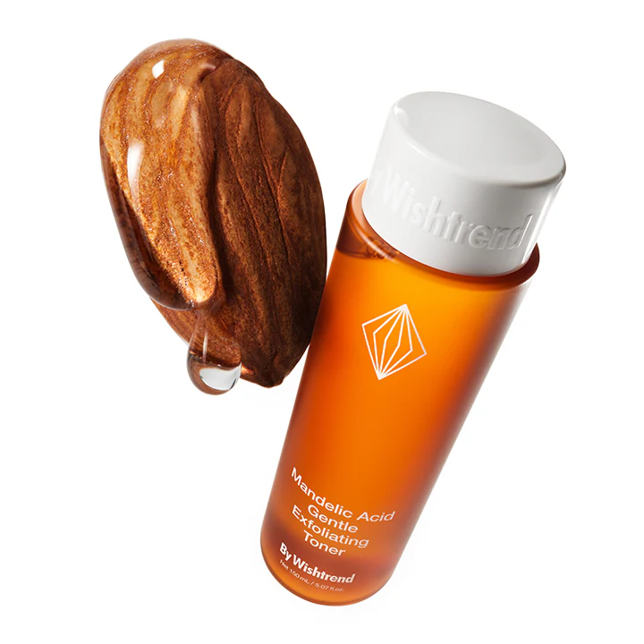 Décris l'image en français : BY WISHTREND Madelic Acid Gentle Exfloliating Toner 150ml de Wishtrend, sur fond blanc, flacon orange et produit.
