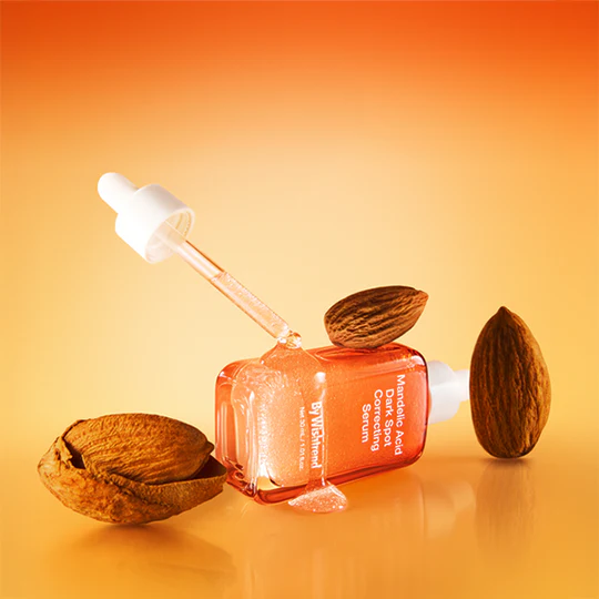 BY WISHTREND Mandelic Acid Dark Spot Correcting Serum 30ml, sérum éclaircissant de marque, flacon sur fond orange avec amandes