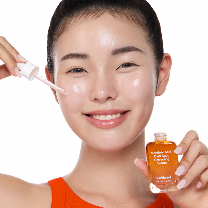 BY WISHTREND Mandelic Acid Dark Spot Correcting Serum 30ml, marque BY WISHTREND, femme sur fond blanc tenant le flacon