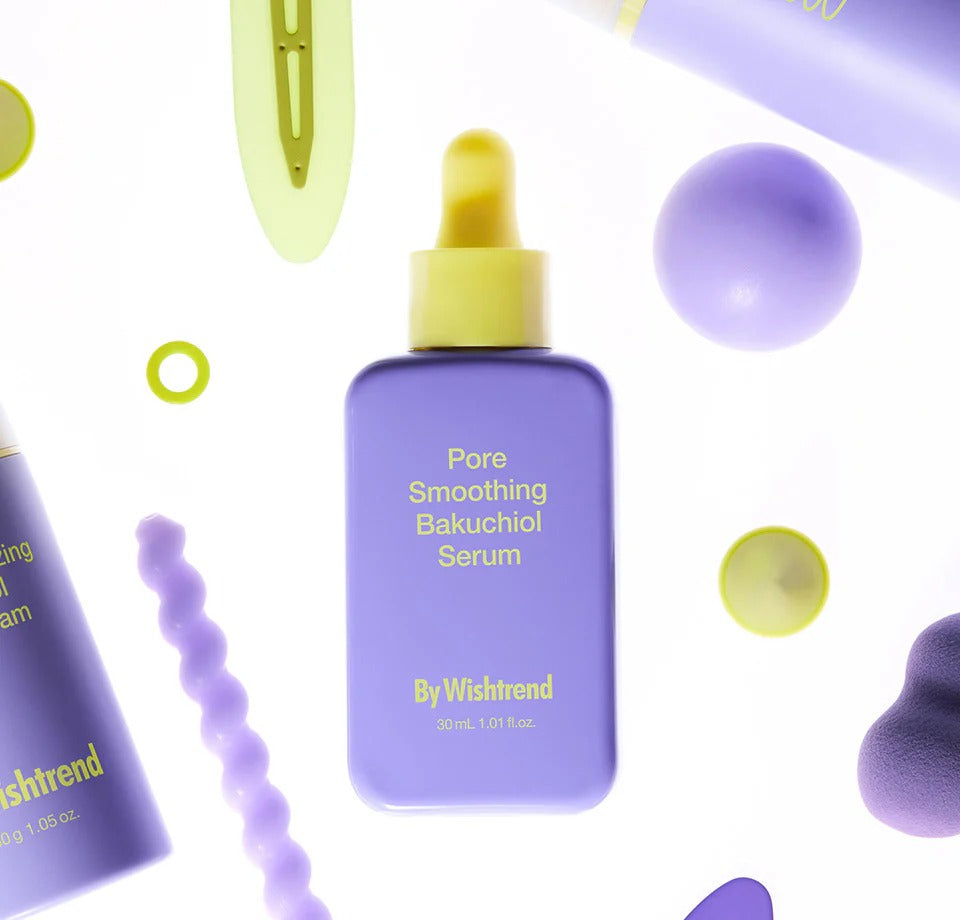 BY WISHTREND Pore Smoothing Bakuchoil Serum 30ml, sérum visage violet sur fond abstrait avec gouttes et bulles.