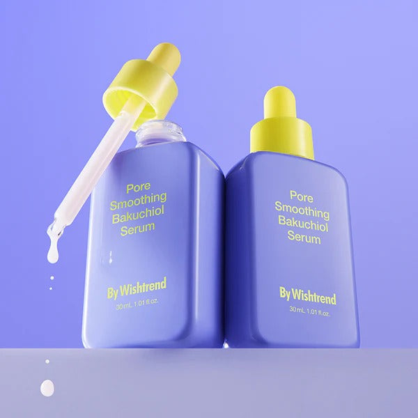 BY WISHTREND Pore Smoothing Bakuchoil Serum 30ml, flacons jaunes sur fond bleu, image produit en studio.
