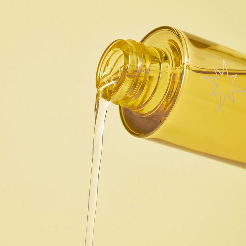 BY WISHTREND Propolis Energy Boosting Essence 100ml : flacon jaune, goutte de sérum doré, ambiance soins visage.