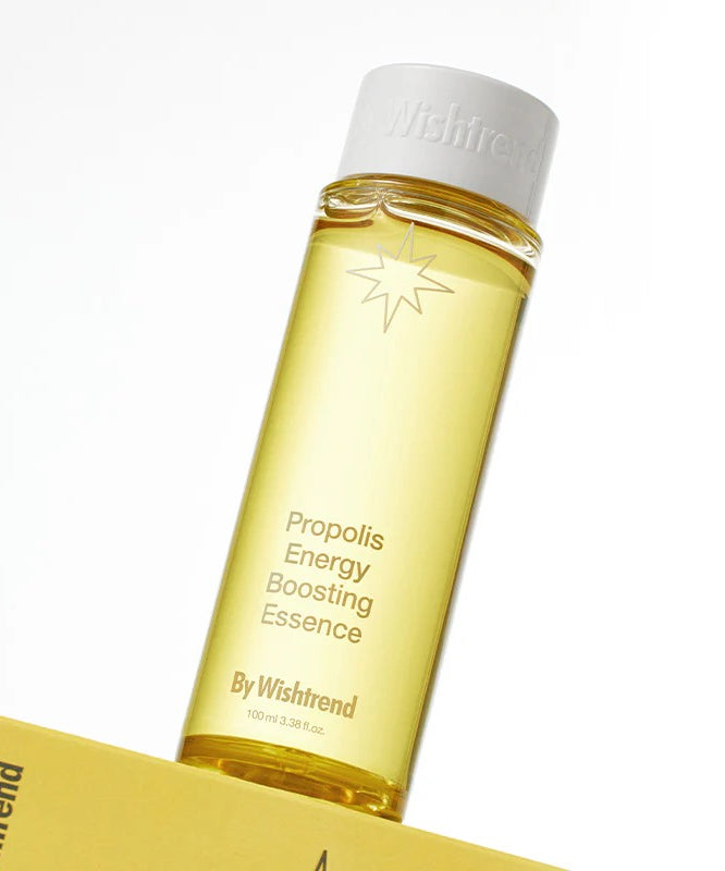 Essence énergisante BY WISHTREND Propolis Energy Boosting Essence 100ml, bouteille jaune, ingrédient propolis pour une peau éclatante.