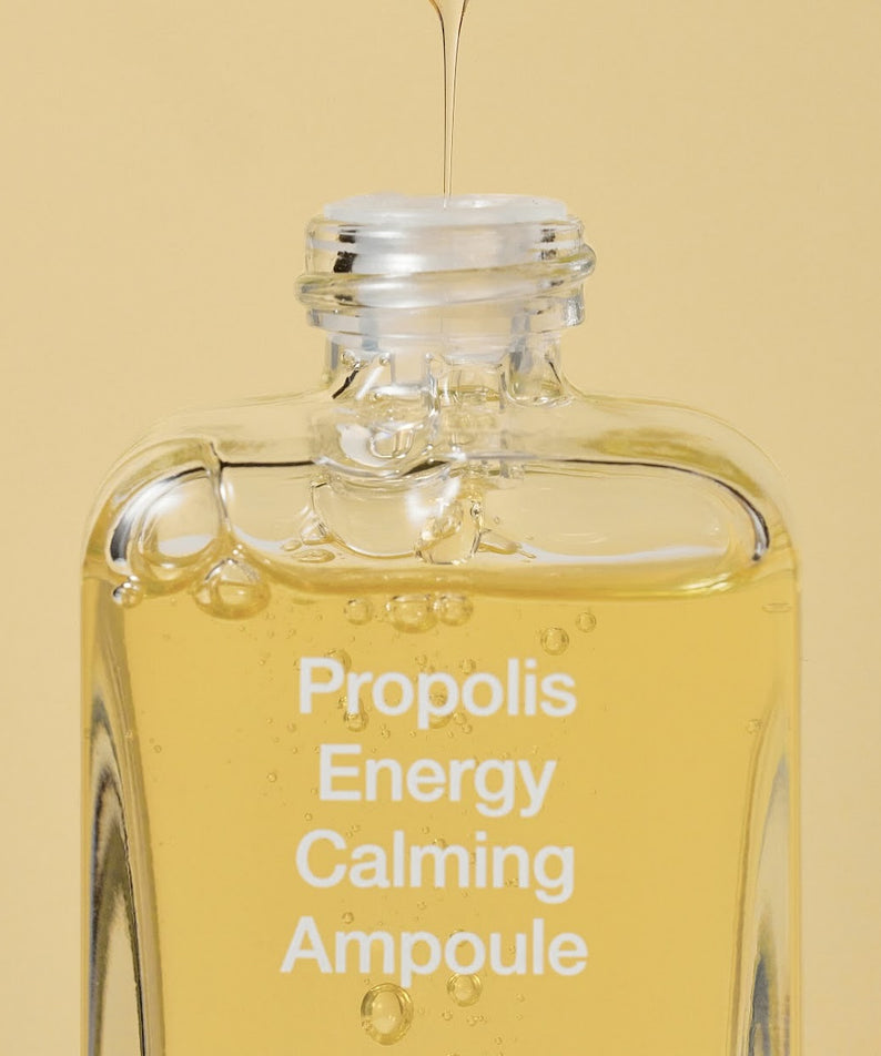 BY WISHTREND Propolis Energy Calming Ampoule 30ml : flacon en verre jaune, texte Propolis Energy, ambiance soins.