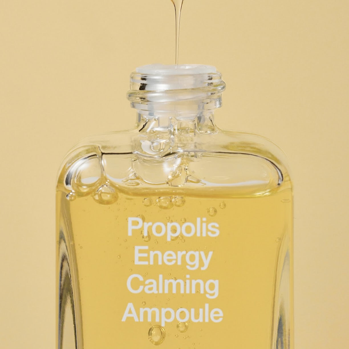 BY WISHTREND Propolis Energy Calming Ampoule 30ml : flacon en verre jaune, texte Propolis Energy, ambiance soins.