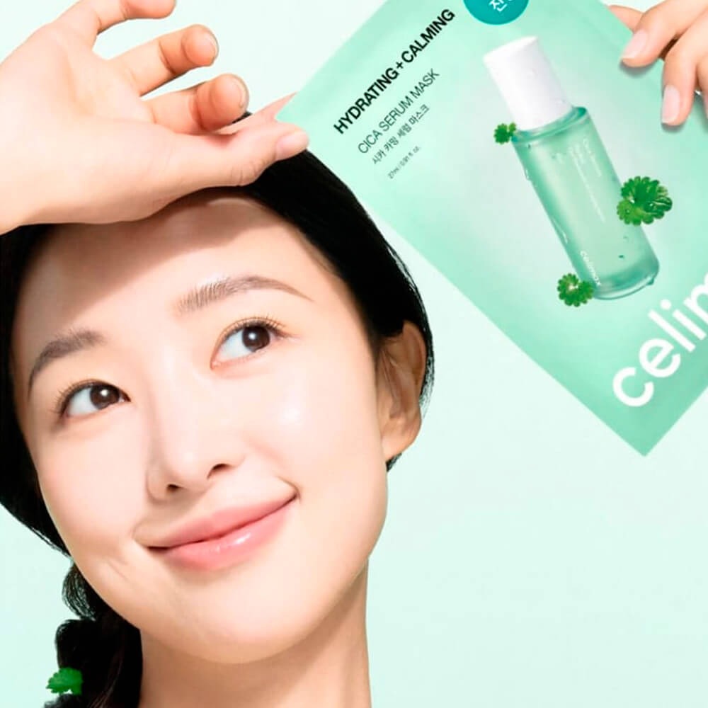 CELIMAX Cica Serum Mask 10 Sheets : masque visage cica sur fond vert, marque affichée, modèle souriante, mains tenant un paquet.