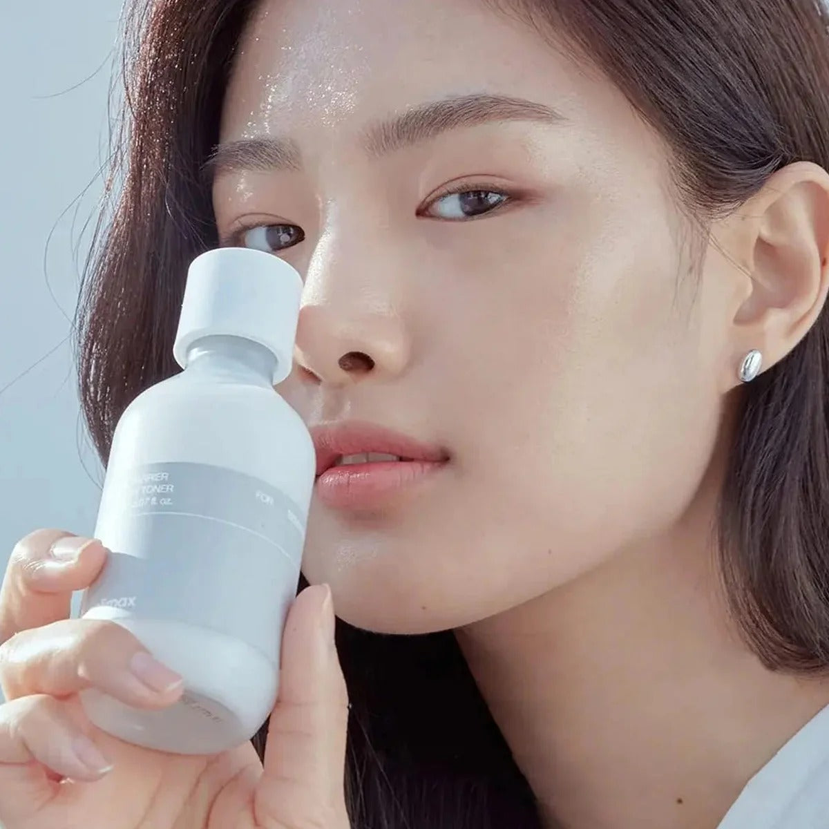Décris l'image en français en mentionnant le produit, la marque et le contexte visuel: CELIMAX Dual Barrier Creamy Toner 150ml.