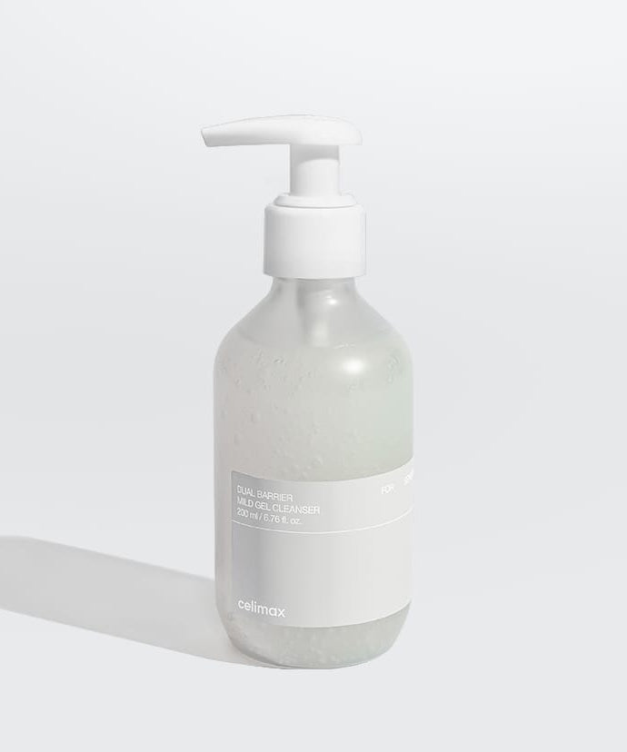 Décris l'image en français en mentionnant le produit, la marque : CELIMAX Dual Barrier Mild Gel Cleanser 200ml, flacon pompe blanc sur fond clair.
