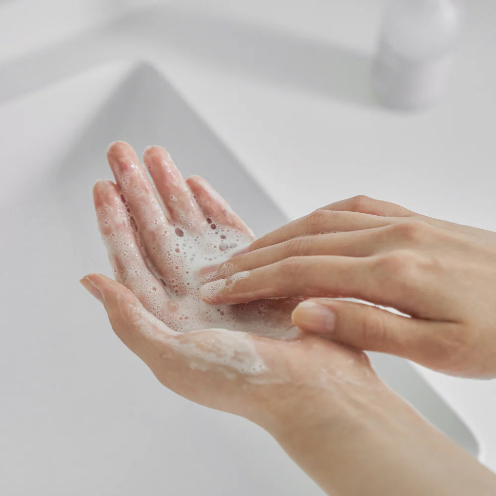 CELIMAX Dual Barrier Mild Gel Cleanser 200ml : mains avec mousse, gel nettoyant doux de la marque CELIMAX en salle de bain