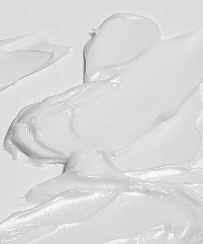 CELIMAX Dual Barrier Skin Wearable Cream 50ml de la marque CELIMAX, crème blanche texturée sur peau, visuel blanc minimaliste.