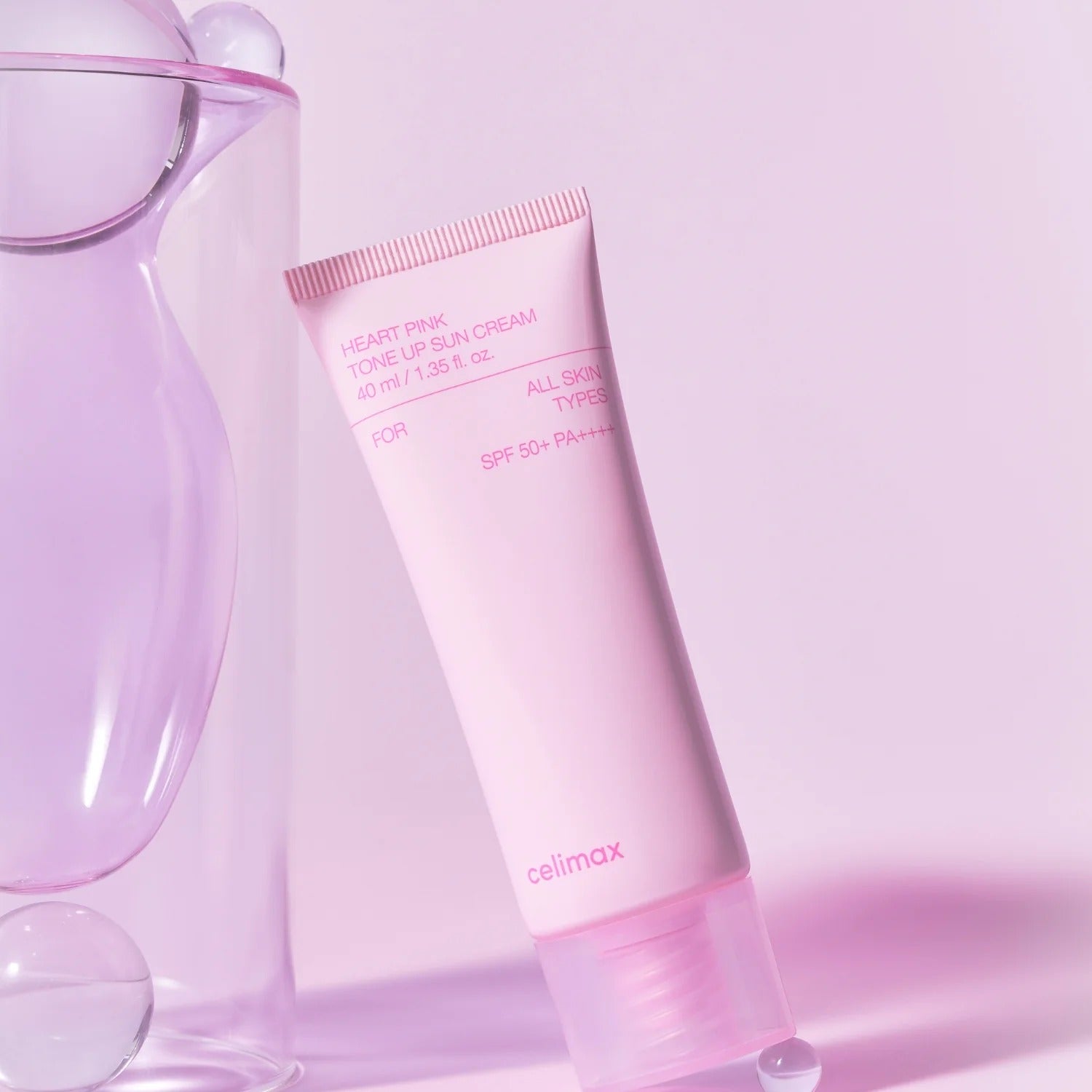 CELIMAX Heart Pink Tone-up Sun Cream 40ml de la marque Celimax, crème solaire rosée sur fond rose en studio