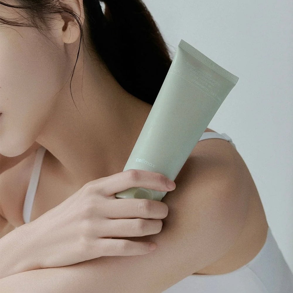 CELIMAX Ji Woo Gae Baking Soda Deep Pore Foam Cleansing 150ml, la marque sur un tube en main, peau et salle de bain