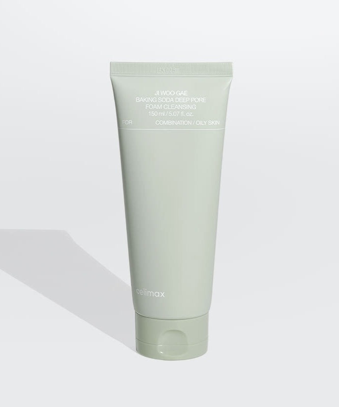 Décris l'image en français : CELIMAX Ji Woo Gae Baking Soda Deep Pore Foam Cleansing 150ml, tube vert sur fond clair.