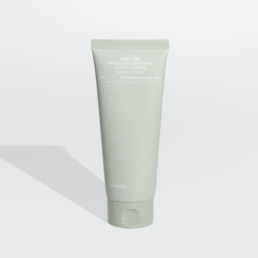 Décris l'image en français : CELIMAX Ji Woo Gae Baking Soda Deep Pore Foam Cleansing 150ml, tube vert sur fond clair.