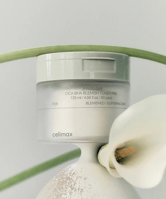 CELIMAX Ji Woo Gae Cica BHA Blemish Toner Pad 60 pads, pads et flacon, contexte skincare, photo produit sur fond clair.