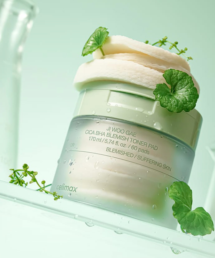 CELIMAX Ji Woo Gae Cica BHA Blemish Toner Pad 60 pads, photo produit, pot vert à feuilles sur fond clair, gouttes