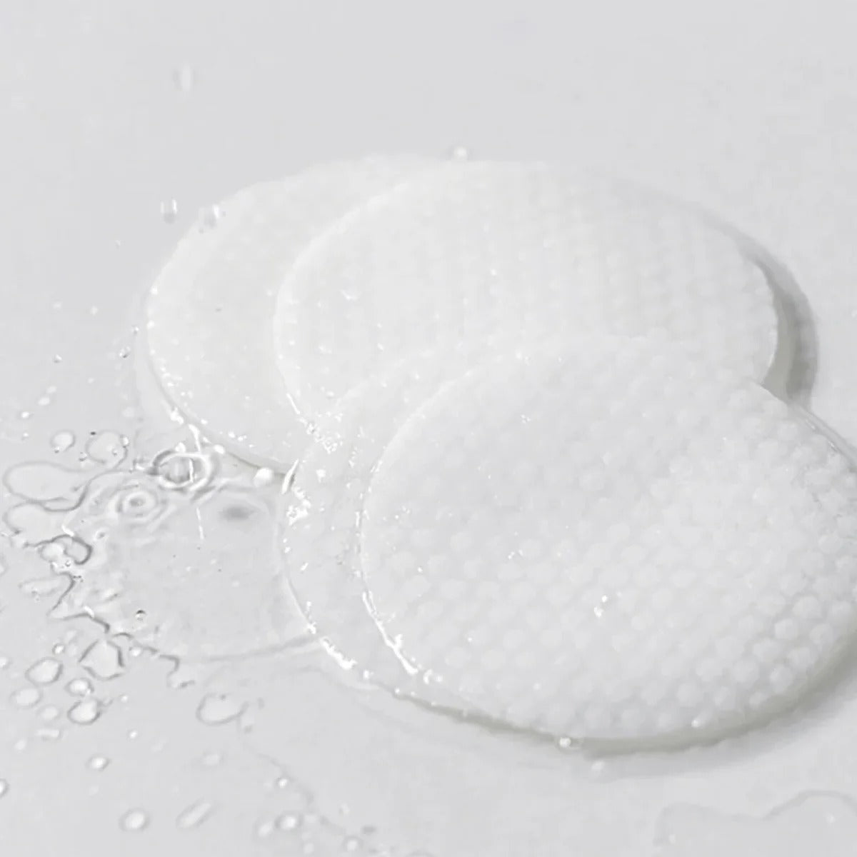 CELIMAX Ji Woo Gae Heartleaf BHA Peeling Pad 60 Pads, pack et pastilles sur fond blanc, gouttes d’eau, marque CELIMAX