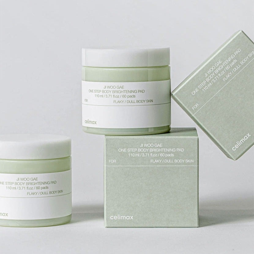 CELIMAX Ji Woo Gae One Step Body Brightening Pad 60 Pads, marque Celimax, pots et boîte sur fond clair, photo produit.