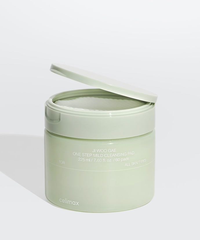 Décris l’image en français: CELIMAX Ji Woo Gae One Step Mild Cleansing Pad 60 pads, pot vert clair sur fond blanc.