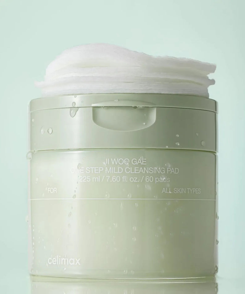 CELIMAX Ji Woo Gae One Step Mild Cleansing Pad 60 pads de la marque Celimax, photo produit sur fond bleu clair