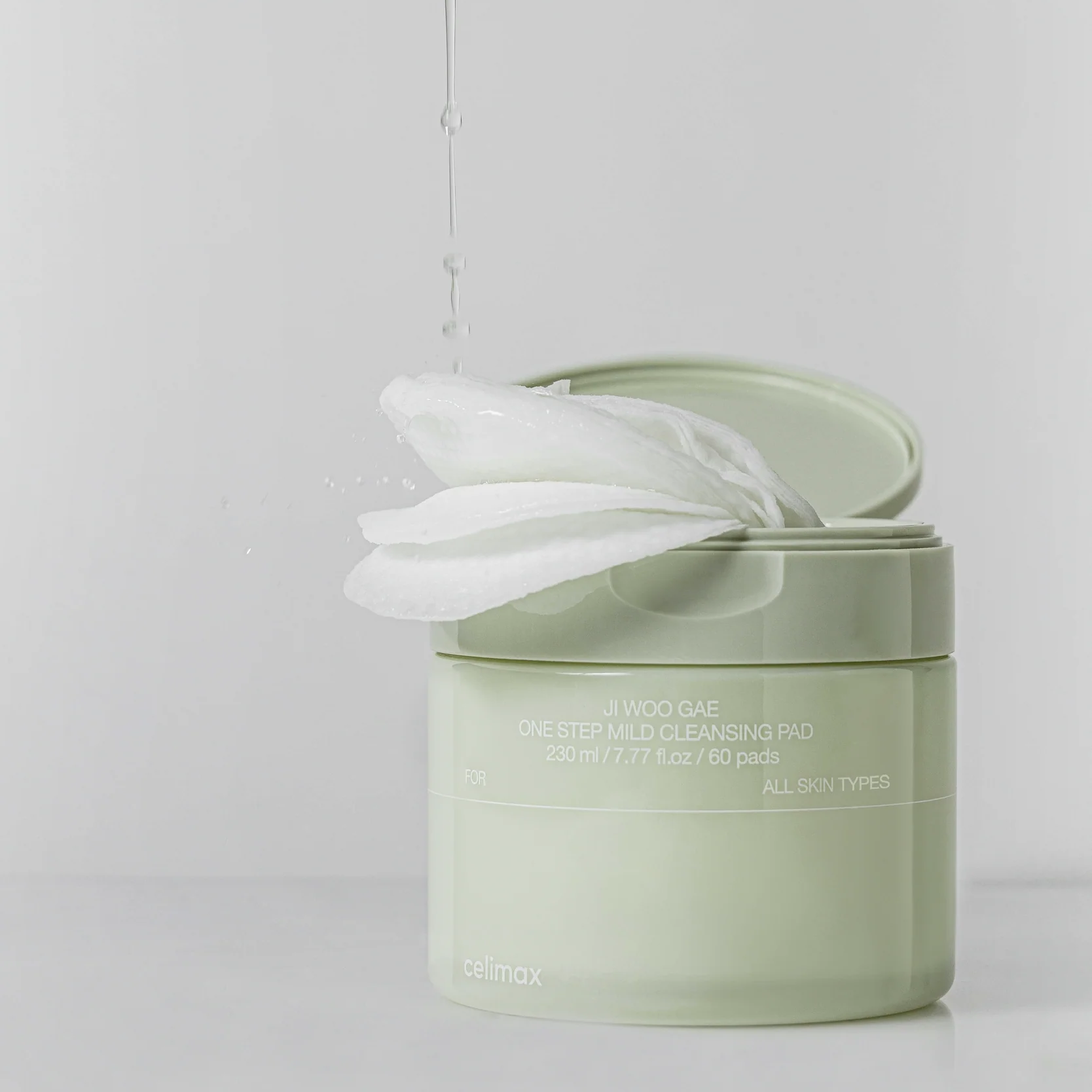 CELIMAX Ji Woo Gae One Step Mild Cleansing Pad 60 pads de la marque Celimax, pack vert avec coton en contexte blanc