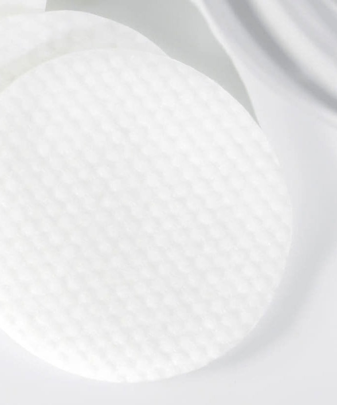 Décris l'image en français en mentionnant le produit, la marque et le contexte visuel. CELIMAX Ji Woo Gae One Step Mild Cleansing Pad 60 pads