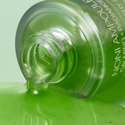 CELIMAX Noni Ampoule Calming+Radiance 30ml, bouteille ampoule verte sur fond vert, ambiance apaisante, marque CELIMAX