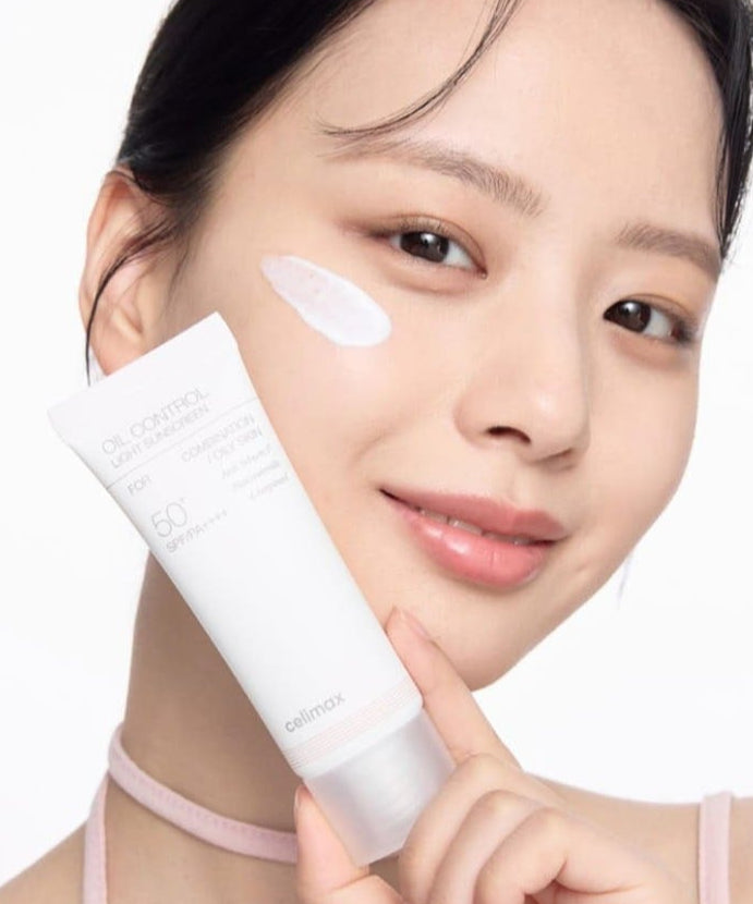 CELIMAX Oil Control Light Sunscreen 40ml : tube appliqué sur peau visage, modèle souriant, fond blanc, marque mise en avant.
