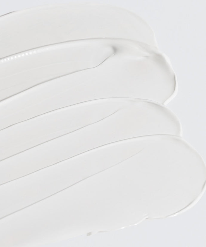 CELIMAX Oil Control Light Sunscreen 40ml : crème solaire légère appliquée, vue texture sur fond blanc.