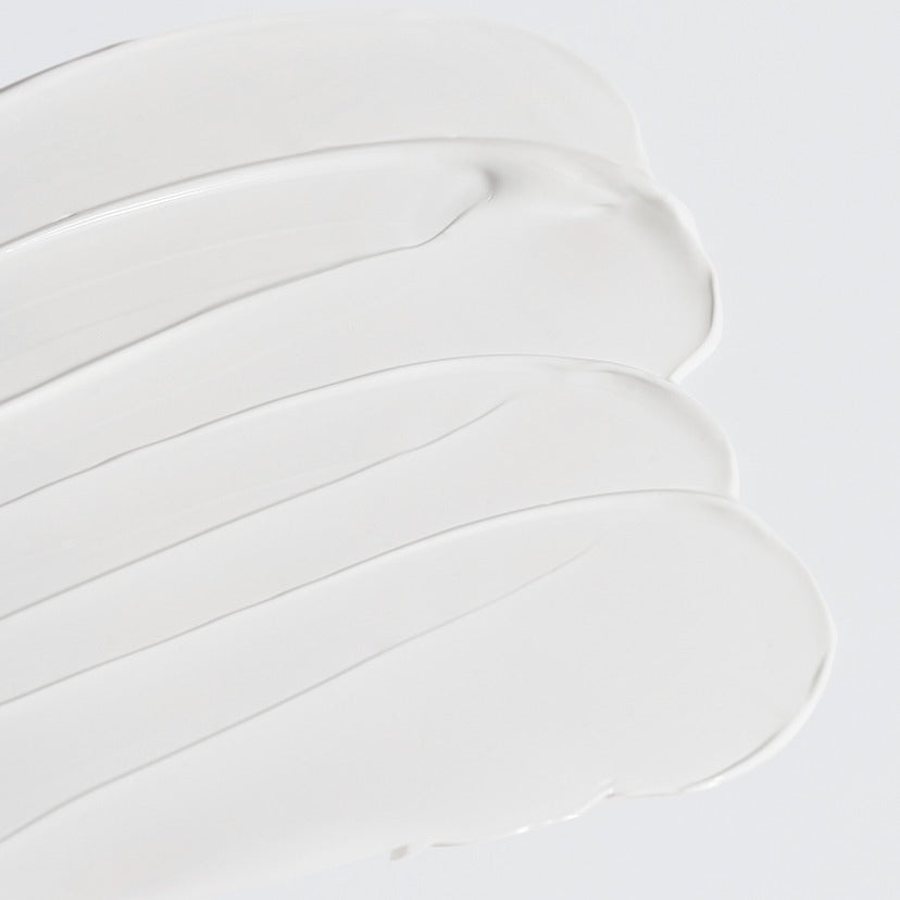 CELIMAX Oil Control Light Sunscreen 40ml : crème solaire légère appliquée, vue texture sur fond blanc.