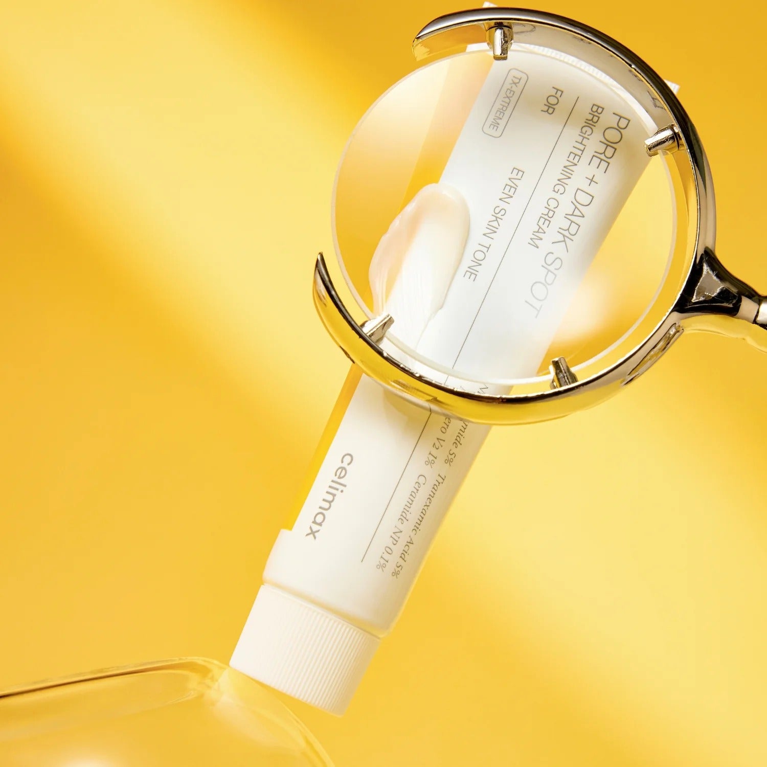 CELIMAX Pore Dark Spot Brightening Cream 35ml, flacon sur fond jaune ensoleillé, mise en scène beauté marque CELIMAX.