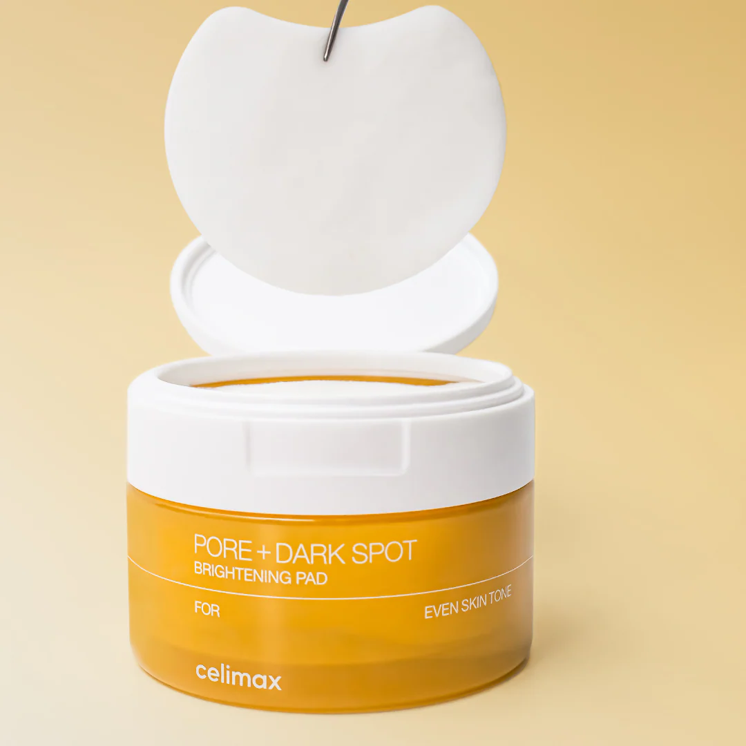 CELIMAX Pore Dark Spot Brightening Pad 40ea : boite et pad cosmétiques ouverts, visuel studio sur fond beige.