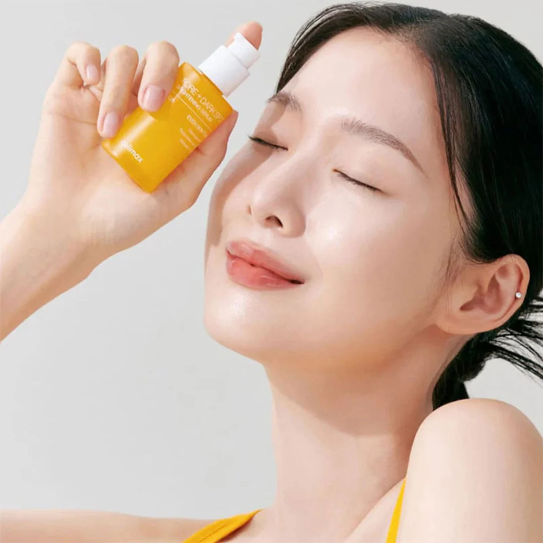 CELIMAX Pore Dark Spot brightening Serum 30ml, femme applique le sérum sur la peau, flacon jaune de la marque